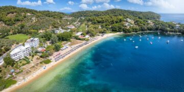 Vista aérea de la playa de Agia Paraskevi en la isla Skiathos, Sporades, Grecia, con mar turquesa