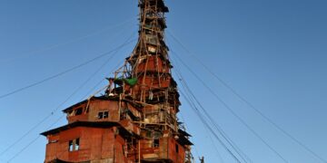 Casa de diez pisos en forma de pirámide construida en desafío a los avisos de demolición.