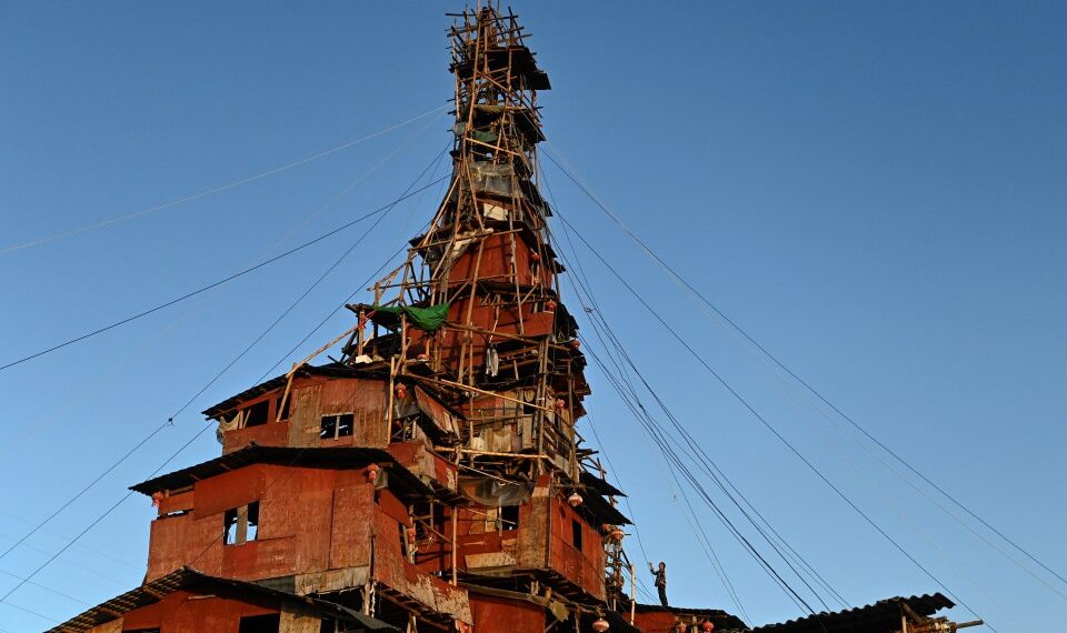 Casa de diez pisos en forma de pirámide construida en desafío a los avisos de demolición.
