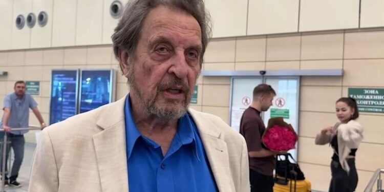 Errol Musk llegando a Moscú.