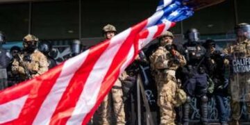 La Guardia Nacional y la Policía enfrentan a los manifestantes después de una serie de redadas de inmigración el 09 de junio de 2025 en Los Ángeles, California.