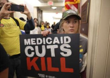 Los activistas protestan fuera de la oficina del representante estadounidense Jeff Hurd en respuesta a los recortes propuestos a Medicaid, el 21 de mayo de 2025, en Washington, DC