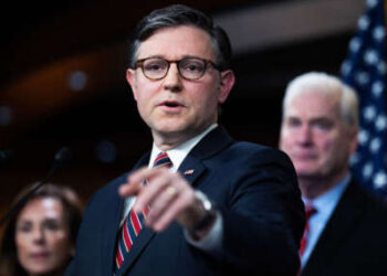 El presidente de la Cámara de Representantes, Mike Johnson, realiza una conferencia de prensa después de una reunión de la Conferencia Republicana de la Cámara en el Capitolio de los Estados Unidos el 8 de abril de 2025.