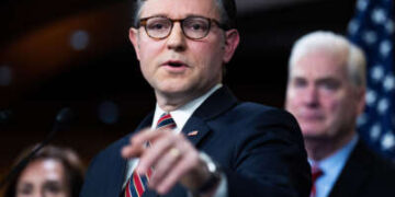 El presidente de la Cámara de Representantes, Mike Johnson, realiza una conferencia de prensa después de una reunión de la Conferencia Republicana de la Cámara en el Capitolio de los Estados Unidos el 8 de abril de 2025.