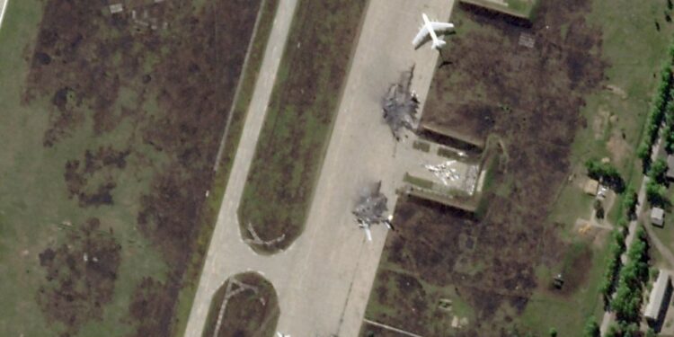 Imagen satelital que muestra las secuelas de una huelga en Belaya Airbase en Rusia.