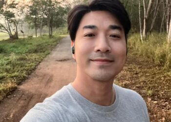 Selfie de Ruangsak Loychusak, un cantante tailandés que sobrevivió a un accidente aéreo, en un camino.