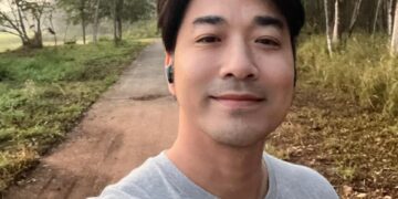 Selfie de Ruangsak Loychusak, un cantante tailandés que sobrevivió a un accidente aéreo, en un camino.