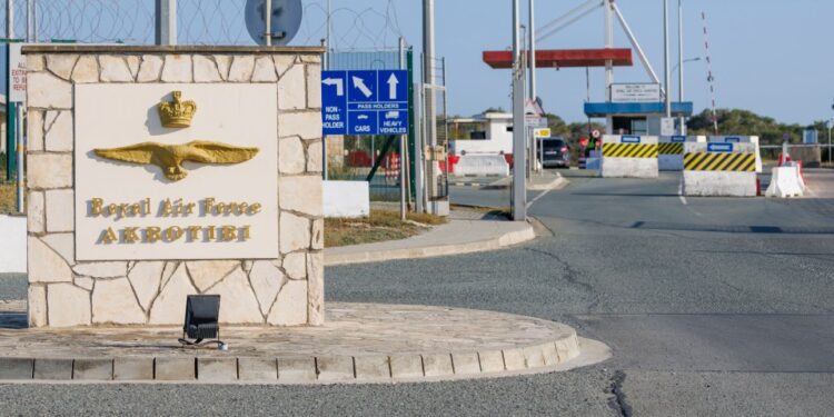 Entrada de la Base Royal Air Force Akrotiri.