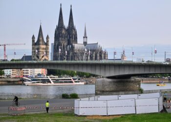 Catedral de Colonia y un puente sobre el río Rhine, con un perímetro de seguridad en primer plano.
