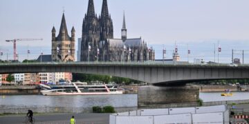 Catedral de Colonia y un puente sobre el río Rhine, con un perímetro de seguridad en primer plano.
