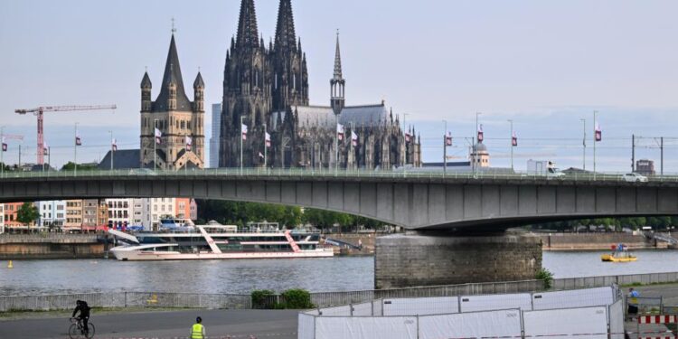 Catedral de Colonia y un puente sobre el río Rhine, con un perímetro de seguridad en primer plano.