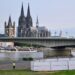 Catedral de Colonia y un puente sobre el río Rhine, con un perímetro de seguridad en primer plano.