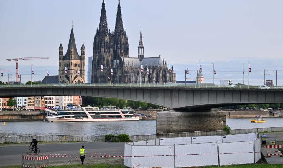 Catedral de Colonia y un puente sobre el río Rhine, con un perímetro de seguridad en primer plano.