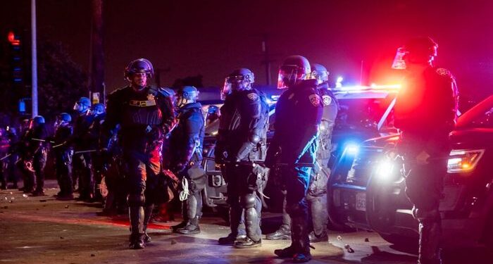 FBI emite advertencia a los agitadores que agredan a la policía durante los disturbios de LA