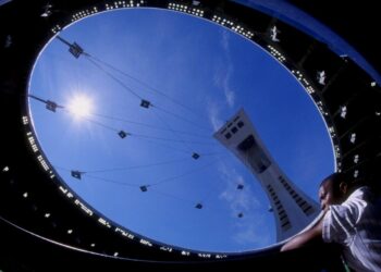Carlos Pérez #33 de las exposiciones de Montreal observa durante un juego de interliga contra los Orioles de Baltimore en el Estadio Olímpico en Montreal, Canadá, el 28 de junio de 1998. (Robert Laberge/Allsport)