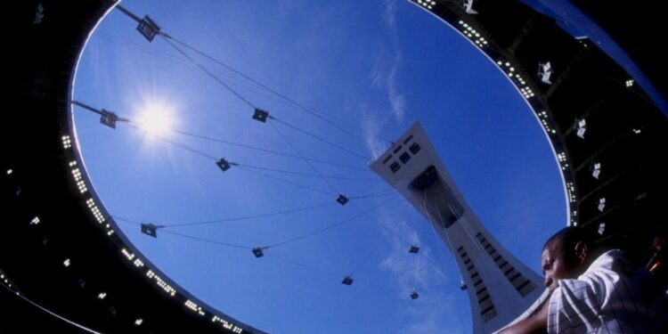 Carlos Pérez #33 de las exposiciones de Montreal observa durante un juego de interliga contra los Orioles de Baltimore en el Estadio Olímpico en Montreal, Canadá, el 28 de junio de 1998. (Robert Laberge/Allsport)
