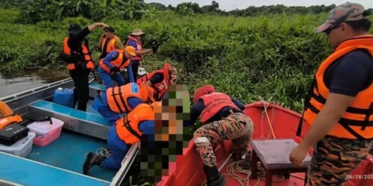 Los trabajadores de rescate recuperando un cuerpo de un río.