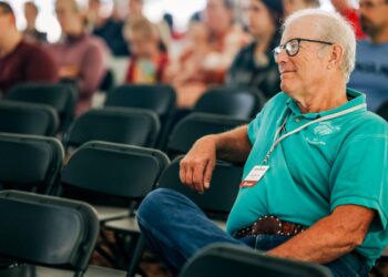 Joel Salatin, fundador de Polyface Farm y un experto en agricultura orgánica, se toma un descanso de sus presentaciones en la Cumbre de Independencia de los Alimentos. (Cortesía de Emma Low/Food Independence Summit)