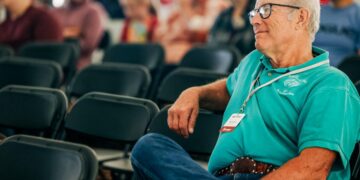 Joel Salatin, fundador de Polyface Farm y un experto en agricultura orgánica, se toma un descanso de sus presentaciones en la Cumbre de Independencia de los Alimentos. (Cortesía de Emma Low/Food Independence Summit)