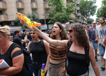 Los manifestantes rocían agua con pistolas de agua de juguete durante una demostración contra el turismo de masas en Barcelona, ​​el 15 de junio de 2025. (Foto de Lluis Gene / AFP) (Foto de Lluis Gene / AFP a través de Getty Images)