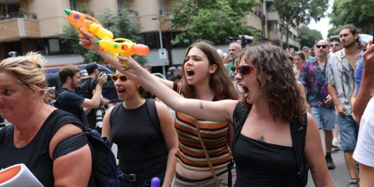 Los manifestantes rocían agua con pistolas de agua de juguete durante una demostración contra el turismo de masas en Barcelona, ​​el 15 de junio de 2025. (Foto de Lluis Gene / AFP) (Foto de Lluis Gene / AFP a través de Getty Images)