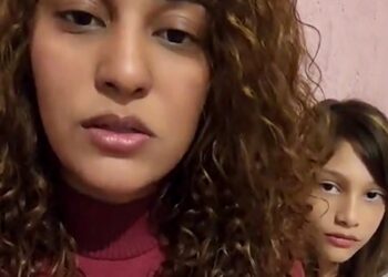 Una mujer y una niña.