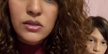 Una mujer y una niña.