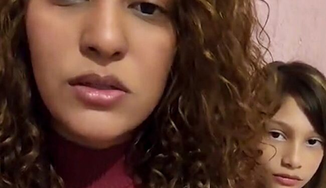 Una mujer y una niña.