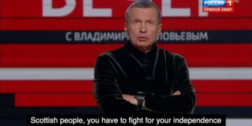 Presentador de televisión estatal ruso instando a los escoceses a luchar por la independencia.