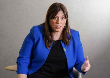 Tzipi Hotovely, embajador israelí en el Reino Unido, con una chaqueta azul.