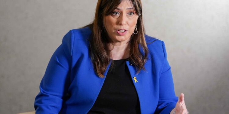 Tzipi Hotovely, embajador israelí en el Reino Unido, con una chaqueta azul.