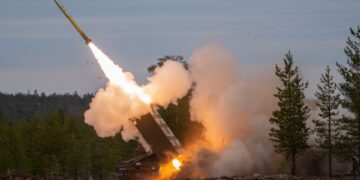 Sistema de cohetes de lanzamiento múltiple del ejército británico M270B1 disparando una munición M31 GMLRS durante el ejercicio de la huelga del norte.