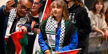 Greta Thunberg llegó al aeropuerto de Estocolmo después de la deportación de Israel.