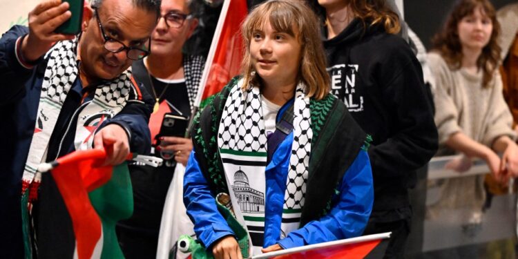 Greta Thunberg llegó al aeropuerto de Estocolmo después de la deportación de Israel.