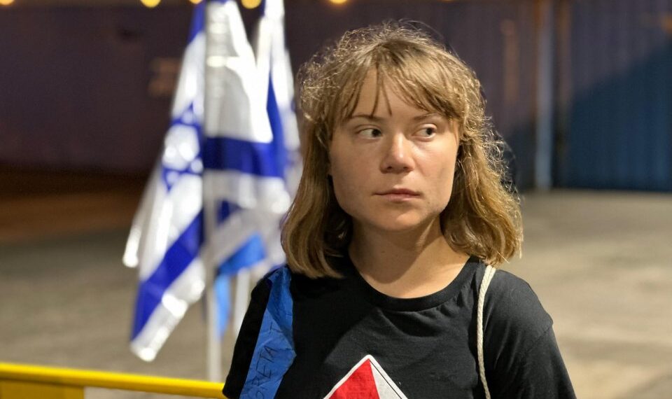 Greta Thunberg llegando a tierra seca.