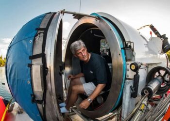 Stockton Rush, CEO de Oceangate, sentado dentro de un sumergible.