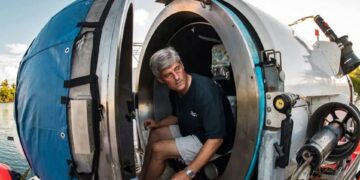 Stockton Rush, CEO de Oceangate, sentado dentro de un sumergible.