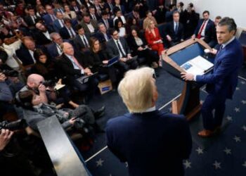 El secretario de Defensa, Pete Hegseth, se une al presidente Donald Trump para una conferencia de prensa sobre la colisión de un vuelo de American Airlines con un helicóptero militar cerca del aeropuerto nacional de Ronald Reagan en la sala de informes de Brady Press en la Casa Blanca el 30 de enero de 2025, en Washington, DC.