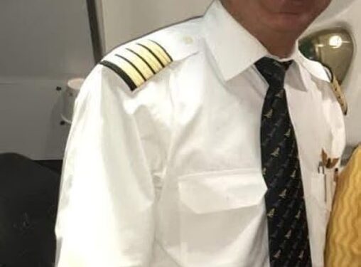 Retrato del Capitán Sumeet Sabharwal en un uniforme piloto.