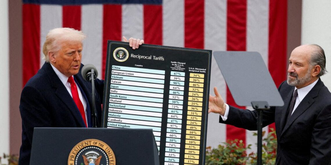 El presidente Donald Trump celebra una tabla junto al Secretario de Comercio Howard Lutnick mientras Trump ofrece comentarios sobre tarifas en el Jardín de Rosas en la Casa Blanca en Washington el 2 de abril de 2025. (Reuters/Carlos Barria/Foto de archivo)