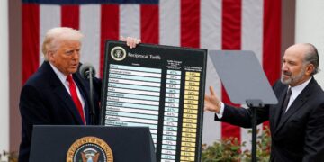El presidente Donald Trump celebra una tabla junto al Secretario de Comercio Howard Lutnick mientras Trump ofrece comentarios sobre tarifas en el Jardín de Rosas en la Casa Blanca en Washington el 2 de abril de 2025. (Reuters/Carlos Barria/Foto de archivo)