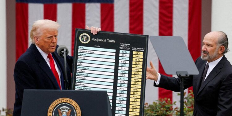 El presidente Donald Trump celebra una tabla junto al Secretario de Comercio Howard Lutnick mientras Trump ofrece comentarios sobre tarifas en el Jardín de Rosas en la Casa Blanca en Washington el 2 de abril de 2025. (Reuters/Carlos Barria/Foto de archivo)