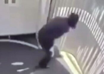 Imágenes de un trabajador de Qantas que cae a través de una brecha en un Aerobridge.