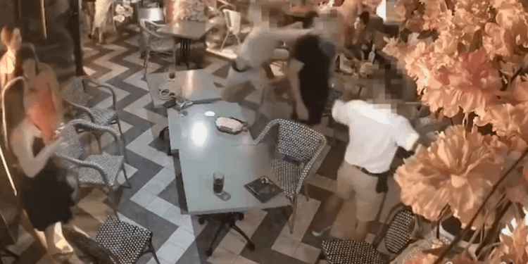 Imágenes de cámaras de seguridad de una pelea en un restaurante.