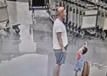 Imágenes de CCTV de un hombre arrojando a un niño pequeño al suelo.