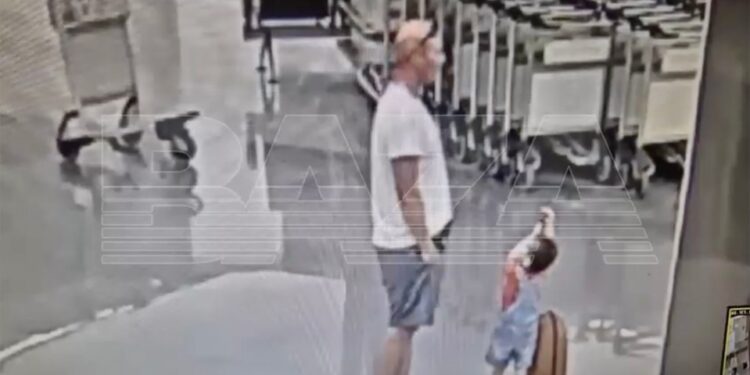 Imágenes de CCTV de un hombre arrojando a un niño pequeño al suelo.