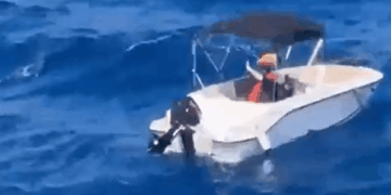 Pequeña lancha de motor en el océano.