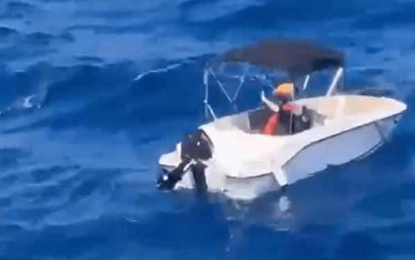 Pequeña lancha de motor en el océano.