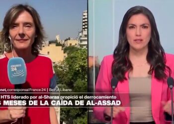 Dos presentadores de noticias de Francia 24 informes.