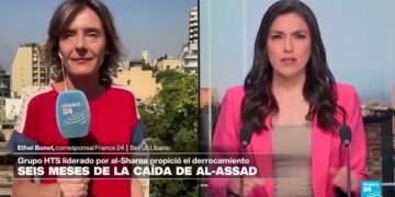 Dos presentadores de noticias de Francia 24 informes.